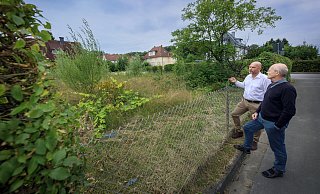 Michael Blaschke (l.) und Martin Enderle vom Verein Pro Grün an einer Baulücke in Hoberge, die jetzt auch auf der interaktiven Karte auftaucht.  - Sarah Jonek