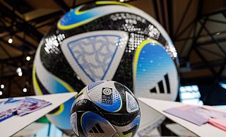 Ein Blick auf den offiziellen Spielball «OCEAUNZ» der Fußball-WM der Frauen. - Daniel Karmann/dpa