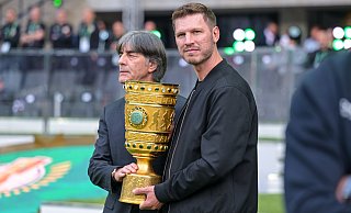 Die Pokalbotschafter Joachim Löw (VfB Stuttgart, l.) und Fabian Klos bringen die Trophäe ins Olympiastadion. - Teresa Kroeger/RHR-FOTO