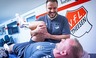 Physiotherapeut Niklas Pieknik behandelt hier Theesens Tom Fuhrmann. Links auf der Bank Spezialschuhe, die Pieknik nach einem Unfall benötigt. - Sarah Jonek
