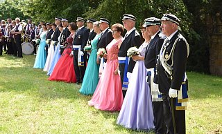 Schützenfest in Rimbeck: Königpaar und Hofstaat nehmen die Parade ab. - Privat