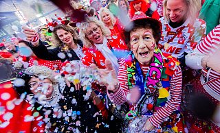 Am 11.11. um 11:11 Uhr startete Köln in die neue Karnevalssession. - Rolf Vennenbernd/dpa