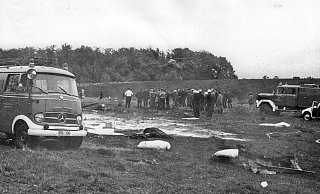 Die Absturzstelle in Sudhagen in den Mittagsstunden des 26. September 1975. Das Helikopterwrack ist von einem Löschschaum-Teppich bedeckt. - Dieter Butkus