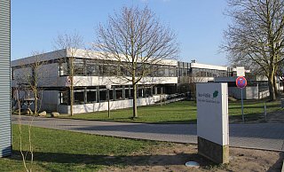 Der Einbrecher suchte das Vereinsheim am Sportplatz an der Gesamtschule Hüllhorst auf und zertrümmerte auch eine Scheibe am Schulgebäude. - Klaus Frensing