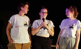 Bei der Eröffnung: Susi, Vera und Lisa Grey (v. l.) erinnern an den im vergangenen Jahr kurz vor Libori verstorbenen Stani. - Ursula Meyer