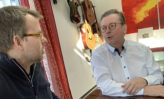 Gespräch am Wohnzimmertisch: Nur fürs Foto rückten Borchens Bürgermeister Reiner Allerdissen (r.) und NW-Redakteur Jens Reddeker etwas enger zusammen. - Jens Reddeker