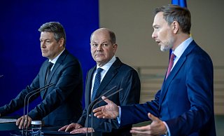 Bundeskanzler Olaf Scholz (M), Finanzminister Christian Lindner (r) und Vizekanzler Robert Habeck heben hervor, dass es im Bundeshaushalt 2024 bei den geplanten Steuerentlastungen bleibe. - Michael Kappeler/dpa