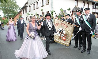 Matthias und Marianne Stock lassen sich in Rolfzen feiern und schreiten königlich an der St.-Georg-Schützenbruderschaft vorbei. - Madita Schellenberg