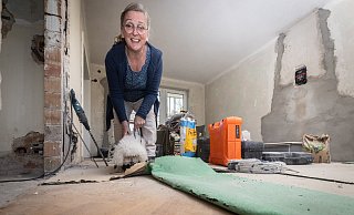 Schöne Überraschung: Unter dem grasgrünen Teppichboden im Wohnzimmer hat Bauherrin Helga Gerster wunderschönes Fischgrät-Eichenparkett gefunden. Immer interessiert mit dabei: ihre Hündin Lilli. - Mike-Dennis Mueller