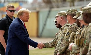 Donald Trump warf Biden bei seinem Besuch im Bundesstaat Texas Totalversagen bei der Migrationspolitik vor. - Eric Gay/AP