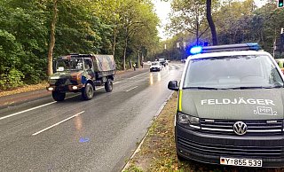 Eine Kolonne der Bundeswehr, begleitet von Feldjägern aus Augustdorf, ist am Dienstagnachmittag über die B61 in Gütersloh zum ehemaligen Militärflughafen gefahren. - Christian Bröder