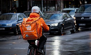 Bei Wind und Wetter sind die Fahrrad-Kuriere bei Lieferando unterwegs. - NGG