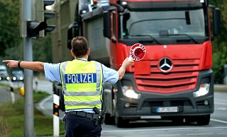 Die Autobahnpolizei winkte den Trucker und seinen Sattelzug von der Autobahn. Er hatte Schwierigkeiten, aus seiner Fahrerkabine zu steigen. Der auf dem Symbolfoto abgebildete Lastwagen hat nichts mit dem aktuellen Fall zu tun. - Symbolfoto: Andreas Frücht