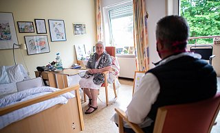 Bisher mussten Angehörige im Pflegeheim reichlich Abstand einhalten - demnächst müssen sie auch Schnelltests über sich ergehen lassen. - Verwendung weltweit