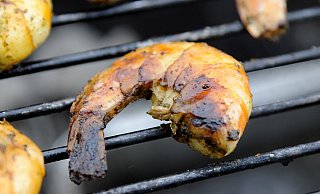 Garnelen lassen sich auf vielfältige Weise zubereiten - auch auf dem Grill. Was der Bad Salzufler mit vier Kilo der Krebstiere vorhatte, ist aber unklar. - picture alliance / dpa