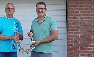 Zwei Männer – eine Kette: Marc Engemann und Gerd Vonde mit dem Corpus Delicti. - Privat