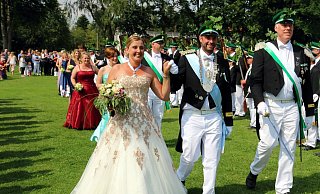 Marc Reidel und Stephanie Reidel-Keimer sind das Königspaar von 2019 bis 2021. Hier begleitet Oberst Matthias Kemper das Paar. - Schützen Salzkotten