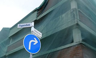 Grüne Netze umspannen das gesamte Parkhaus West und signalisieren die Abrissbereitschaft. - Heike von Schulz