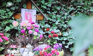 Die Gedenkstätte für Sandra an der Brücke direkt an der Bundesstraße 64 in Höxter. - Simone Flörke