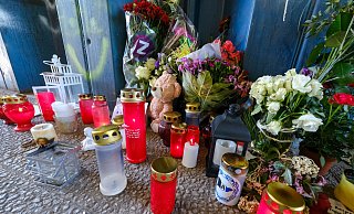 Dort, wo der 17-jährige Marc niedergestochen wurde, erinnern Kerzen und Blumen an den jungen Bielefelder. - Foto: Andreas Zobe/NW