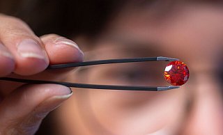 Ein Diamant aus Asche kostet mehrere tausend Euro. (Archivbild) - Harald Tittel/dpa