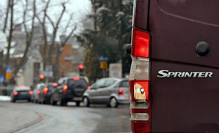 Die Polizei hofft nun auf Hinweise auf einen Mercedes Sprinter in grüner Farbe und eventuell mit gelben Rundumleuchten auf dem Dach. - Symbolfoto: Pixabay / Creative Commons