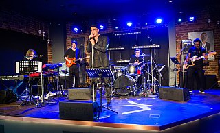 Geblieben ist die in einer Ecke des Clubs positionierte Bühne. Die ist jetzt allerdings fest eingebaut, und auch nach oben gibt es jetzt mehr Platz. - Ralf Bittner