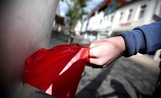 Um die Gehwege und Anlagen sauber zu halten, sollten die Hinterlassenschaften des Hundes nicht einfach vergessen werden. - Gerald Dunkel