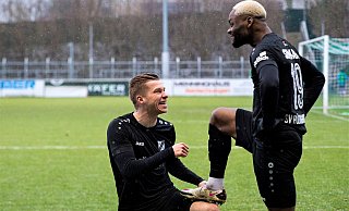 Stürmer Ba-Muaka Simakala ist für andere Klubs interessant geworden, müsste dann aber auf eine gratis Politur von Angelo Langer (l.) verzichten. - Noah Wedel