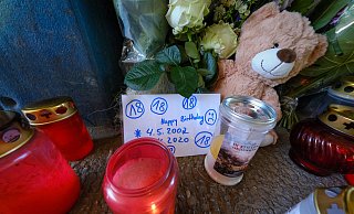 Trauer am Tatort: Freunde und Verwandte haben Kerzen und Blumen an der Haltestelle Schelpmilser Weg hinterlassen. Dort, wo der 17-jährige Marc von einem Räuber niedergestochen und tödlich verletzt wurde. Auf einem Zettel ist zu lesen, dass das Opfer am Montag 18 Jahre alt geworden wäre. - Foto: Andreas Zobe/NW
