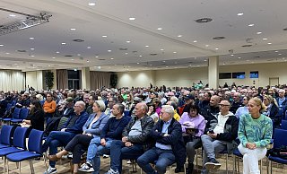 Anlässlich der Informationsveranstaltung zur möglichen Errichtung einer ZUE für Flüchtlinge fanden mehr als 500 Bürger den Weg ins A2-Forum in Rheda. - Markus Voss