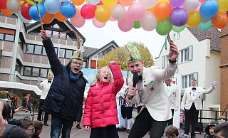 Echte Stimmungsmacher: Das neue Kinderprinzenpaar Arne Lödige und Leni Horstmann mit Vizepräsident Markus Brexel. - Burkhard Battran