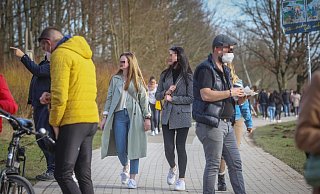 Der Frühlingseinbruch sorgte auch für extrem volle Wege am Obersee. - Sarah Jonek (Archiv/Symbolbild)