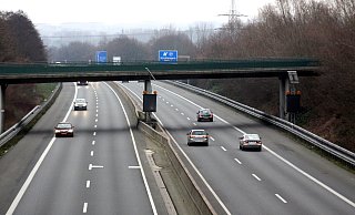 Auf der A30 zwischen Bünde und Kirchlengern gilt keine Geschwindigkeitsbeschränkung. Als Richtgeschwindigkeit gilt auf deutschen Autobahnen Tempo 130. - Björn Kenter