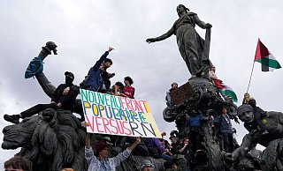 Landesweit demonstrierten Französinnen und Franzosen gegen den Rassemblement National. Die rechtsnationale Partei holte bei der Europawahl die meisten Stimmen. - Michel Euler/AP/dpa