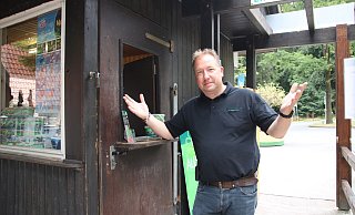 Tierparkleiter Thorsten Dodt neben dem Kiosk. Er kann den Einbruch nicht nachvollziehen. Foto: Elena Ahler - Elena Ahler