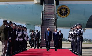 Trump ist in Südkorea angekommen. Morgen trifft er sich mit Xi. - Mark Schiefelbein/AP/dpa