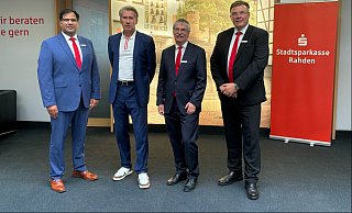 Stabwechsel in der Stadtsparkasse Rahden: Ravinder Stephan Singh Sud, Verwaltungsratsvorsitzender Bert Honsel, der bisherige Vorstandsvorsitzende Hartmut Jork und Vorstandsmitglied Nico Clasing. - Stadtsparkasse Rahden