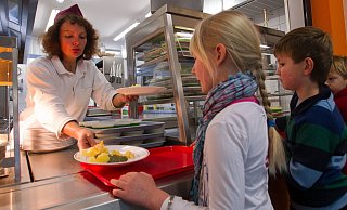 In der Mensa: Einkommensschwache Familien haben einen Rechtsanspruch auf finanzielle Zuschüsse für das Schulessen. - picture alliance
