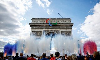 Mit einem Fest hat Paris sich von den Olympischen Spielen und den Paralympics verabschiedet. - Sarah Meyssonnier/Reuters Pool via AP/dpa