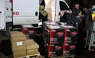 Zu den sehnsüchtig erwarteten Hilfsgütern gehörten auch gut 25 Stromgeneratoren. Diese wurden am Lager von Patron ausgeladen und inzwischen unter anderem an Menschen in Dnipro ausgeliefert. - Delbrücker Ukrainehilfe