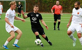 Fußball-Landesliga: Dominik Flaake (Mitte) vom FC Bad Oeynhausen gegen zwei Spieler vom Post TSV Detmold. - Büchel Fußball-Landesliga: Dominik Flaake (Mitte) vom FC Bad Oeynhausen gegen zwei Spieler vom Post TSV Detmold. - Büchel