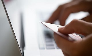 Überweisungen auf ausländische Konten bergen ein hohes Risiko: Seriöse Shops nutzen in der Regel deutsche Bankverbindungen. - Franziska Gabbert/dpa-tmn