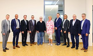 Der neu gewählte Aufsichtsrat (v.l.): Alexander Prior (Vorstandsmitglied), Thorsten Mertens (Vorstandsvorsitzender), Jörg-Markus Habich, Arnd Paas, Alexandra Rosenthal, Sabine Loewe, Jürgen Wegener, Ernst Warsitz, Paul Knocke und Hubert Böddeker (Aufsichtsratsvorsitzender). - Dietmar Flach / Spar- und Bauverein