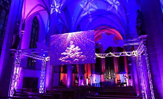 Der illuminierte Innenraum der Herz-Jesu-Kirche im Zentrum von Paderborn. - Benedikt Riemer