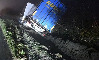 Um das Fahrzeug zu bergen, muss die Fahrbahn kurzfristig gesperrt werden. - Andreas Eickhoff