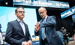 Neben dem designierten nächsten Bundeskanzler Friedrich Merz (r.) aus Brilon könnte Carsten Linnemann aus Paderborn als Wirtschaftsminister Teil des Kabinetts werden. - imago/Chris Emil Janßen