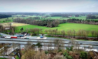 Auf der Fläche nördlich der A 2-Raststätte, nahe Brockweg, wollen Investoren ein Windrad bauen und Freiflächen-Solar aufstellen. Beides hat gute Chancen, genehmigt zu werden. - Andreas Frücht