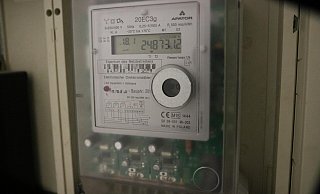 Unter dem Vorwand, den Strom ablesen zu wollen, haben sich zwei Männer aus Wilhelmshaven Zutritt zum Haus einer 49-jährigen Frau aus Vlotho verschafft. Als die Lage eskaliert, verletzen sie die Frau schwer. Nun müssen sich die Männer vor Gericht verantworten. - Claus Frickemeier