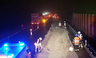 Auf Höhe der Anschlussstelle trugen die Einsatzkräfte Ölbindemittel auf die Straße auf. - Feuerwehr Steinhagen